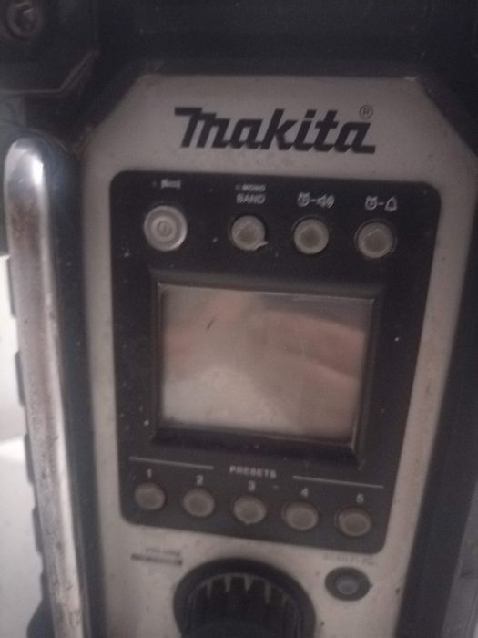 Акумулаторно радио за строителни обекти Makita BMR102 7,2V - 18V 
без батерия 
Радиоприемник подходящ за почти всякакъв тип работни площадки. Здрава к
