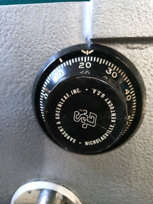 Сейф кодовый взломозащенный