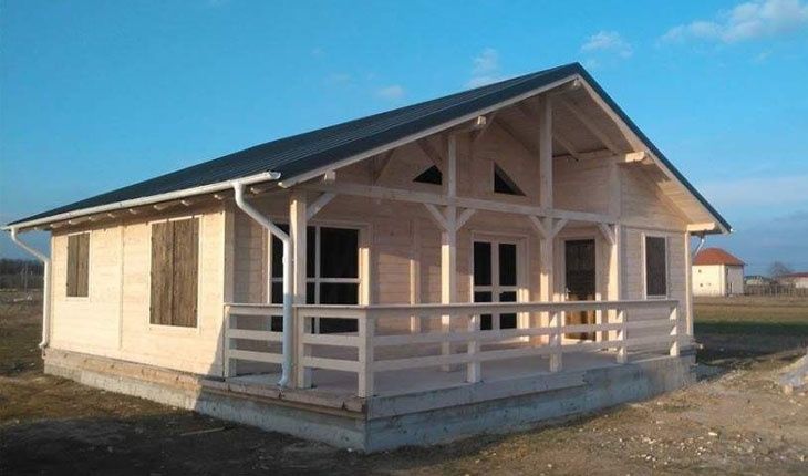 Vând și construiesc case și cabane din lemn