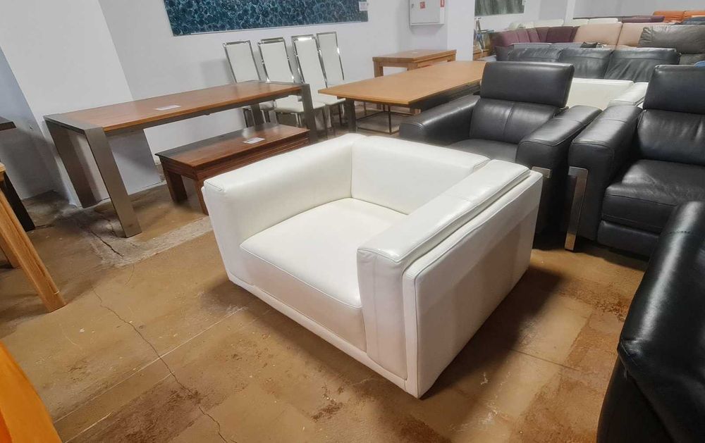 Бял кожен фотьойл - налични 2 броя /цена за 1 брой/