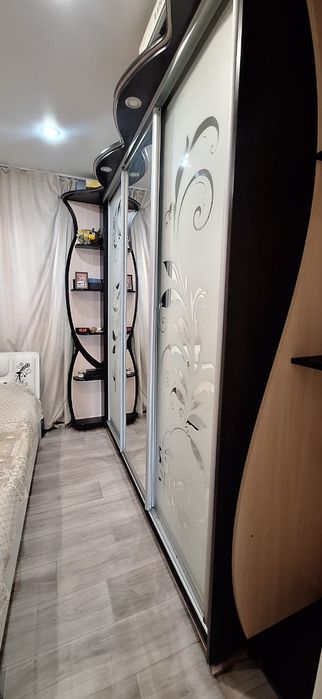 Шкаф зеркальный.