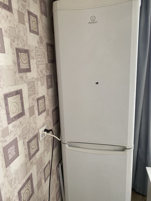 Продам Холодильник indesit