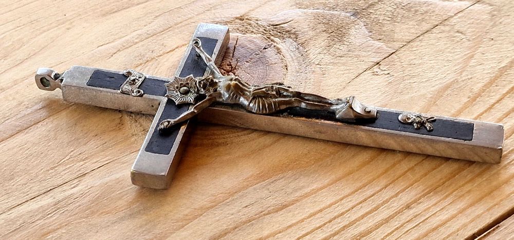 Crucifix Vechi Din Alamă Nichelată și Lemn Abanos