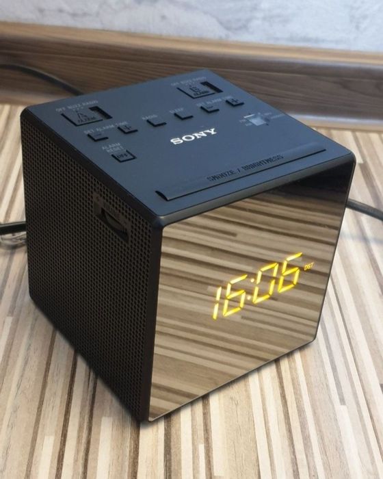 Radio ceas Sony.