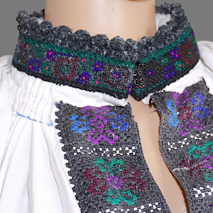 Ie traditionala veche din Padureni masura S-M