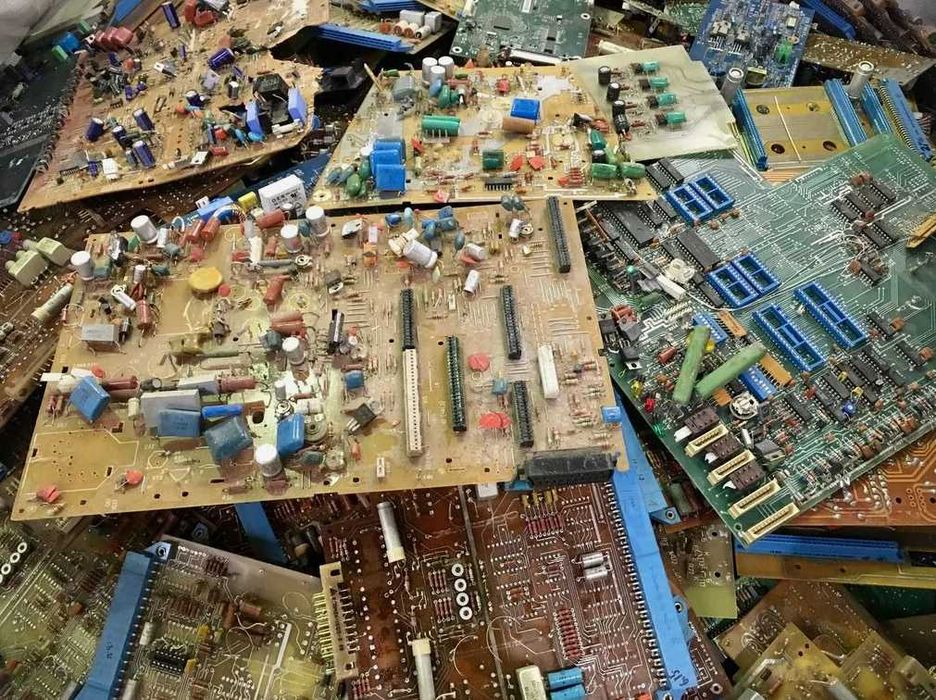 Электронику, радиодетали разные, аппаратуру принимаем дорого.