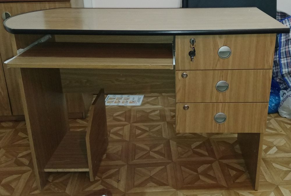 Продаётся стол !