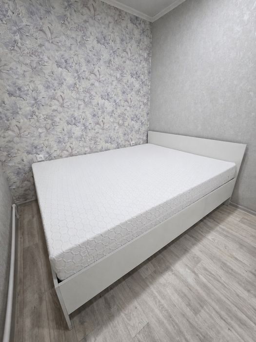 Кровать с матрасом