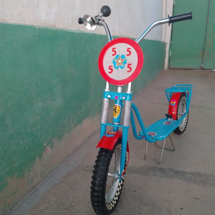 Продаётся большой российский самокат.