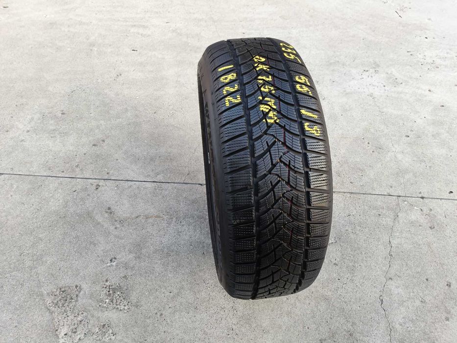 O anvelopa iarna 235 55 19 dunlop winter sport 5 profil de 7,5 mm
