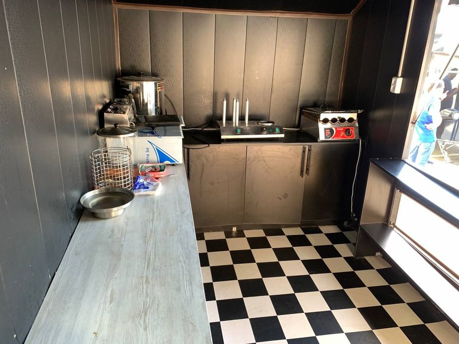 Tayyor biznes sotiladi: "Sahovat" savdo markazi oldidagi fudtrak!