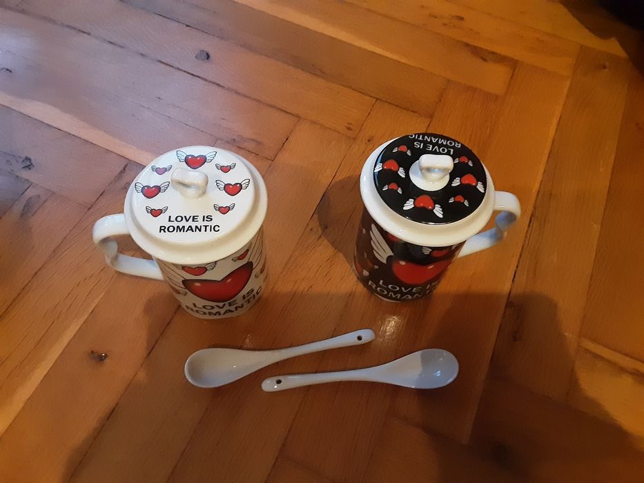 Различни нови чаши от порцелан и стъкло