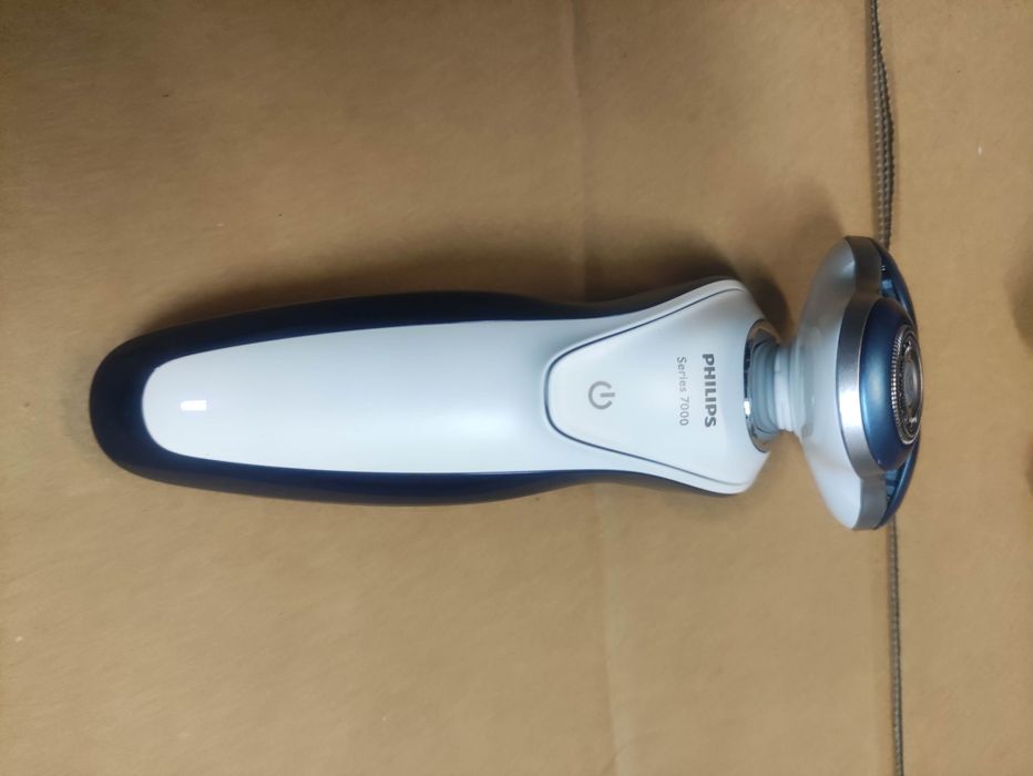 Продавам philips serie 7000
