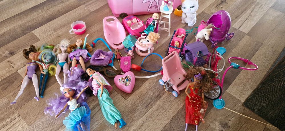 Cufar cu papusi ,masina ,bicicleta si multe jucarii