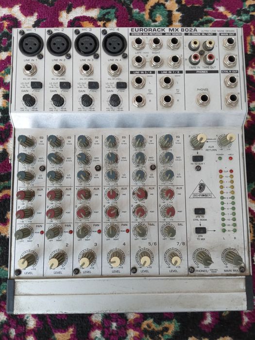 Pult Behrinjer yaxshi xolatda