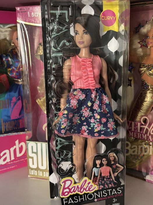 Papusa Barbie Fashionistas Curvy 2015