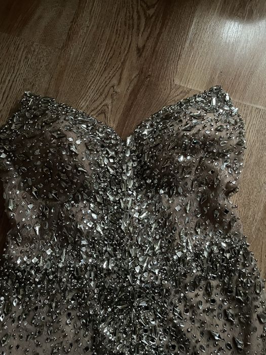 Рокля с камъни Loretti