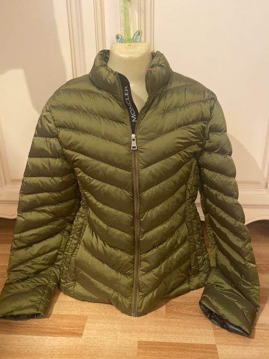 Vand geaca Moncler ptr femei marimea 3