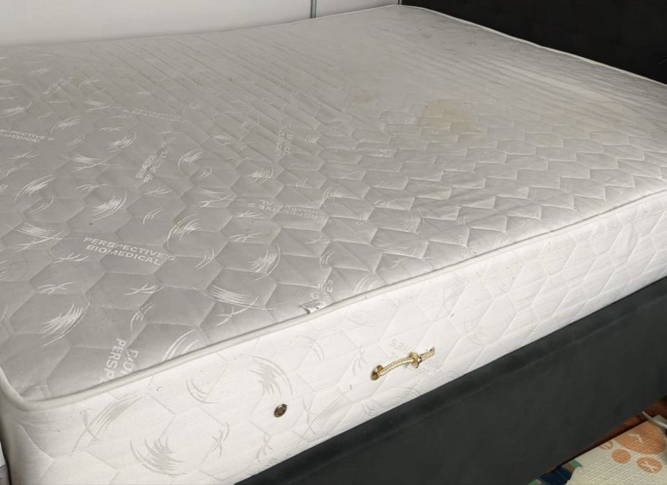 Vand saltea spuma 160x200 / grosime 28 cm uzura normala pete de la copii