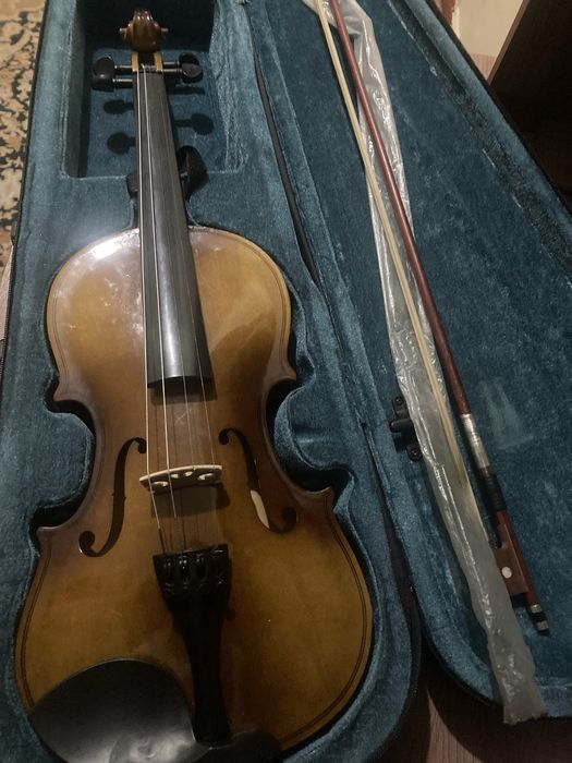 Skripka 4/4 sotiladi(yoki gitaraga almashtiriladi)