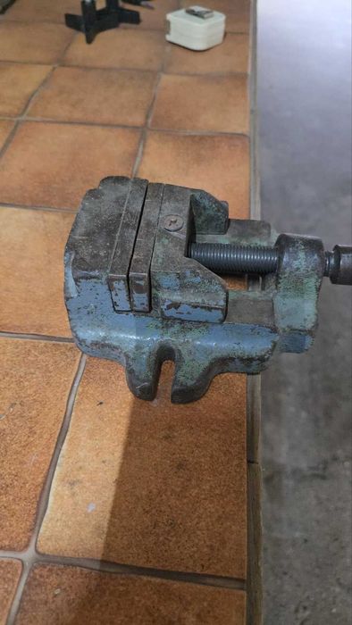 Старо шлосерско менгеме – масивно, чугунено