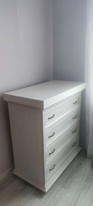 Скрин с четири чекмеджета