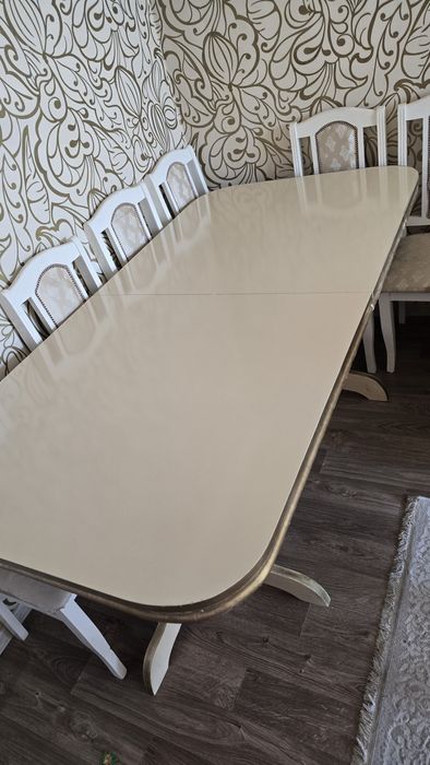 Гостиный стол. В хорошем состоянии