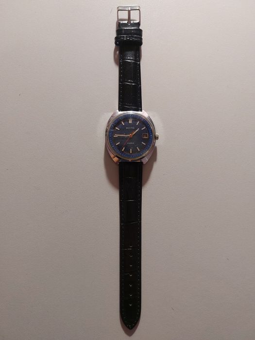 Оригинален съветски механичен часовник Wostok.