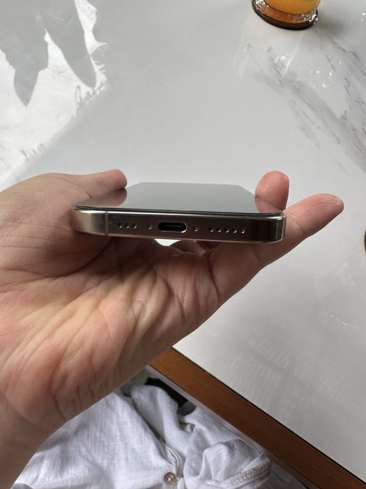 Iphone 16 pro desert titanium