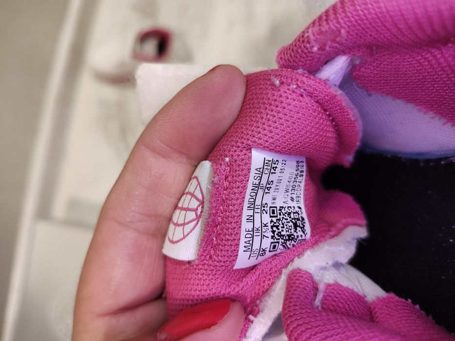 Маратонки Adidas номер 25