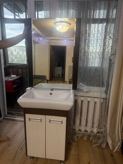 Продам раковину с зеркалом