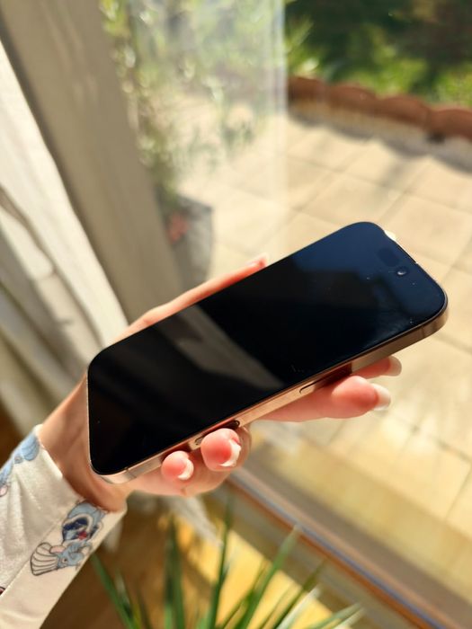 iPhone 16 Pro impecabil, stare premium. Baterie 91%, garanție iunie 2027. Cutie inclusă.