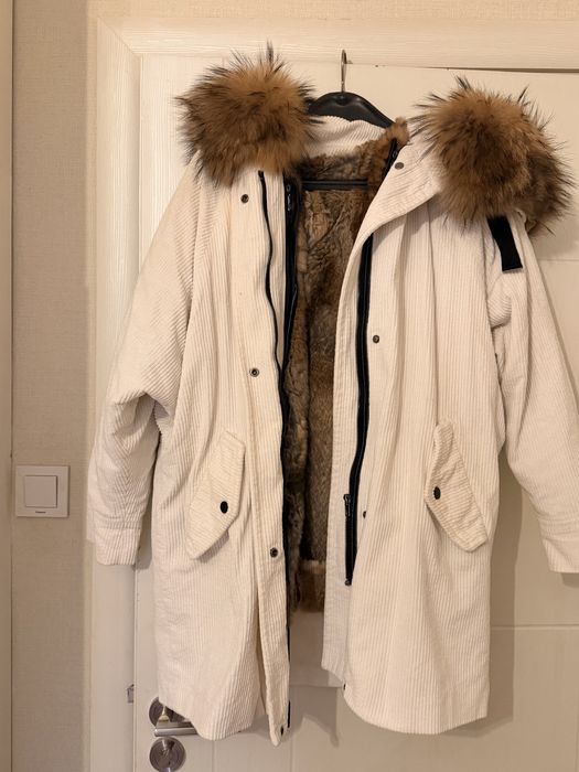 Парка с огромна яка от лисица