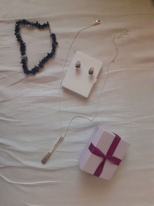 Set bijuterii format din cercei,lantic cu pandantiv și o bratara