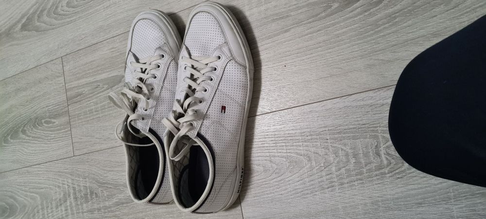 Vând adidași Tommy Halfiger, originali, mărimea 44