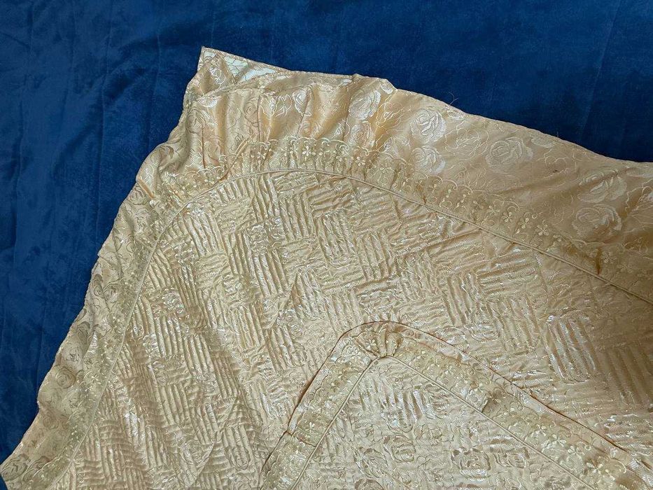 Продается набор покрывала и декоративные наволочки в хорошем состоянии