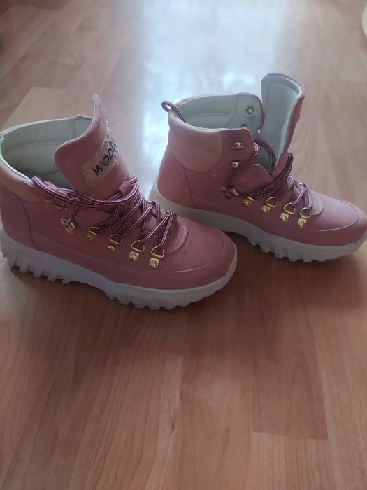 Нежни спортни боти.