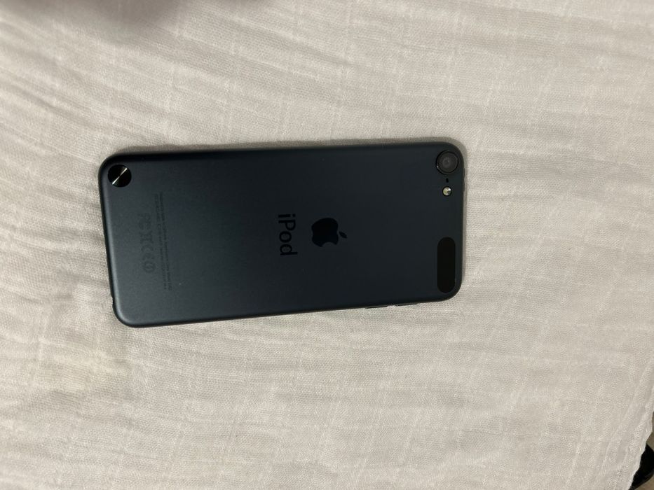 Vând iPod Touch 5th Generation, 32 GB, culoare Space Gray, în stare foarte bună de funcționare.