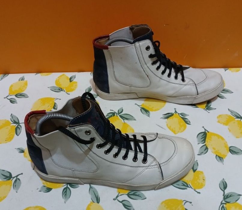 Hugo Boss N 42 Unisex кожени - 15 €