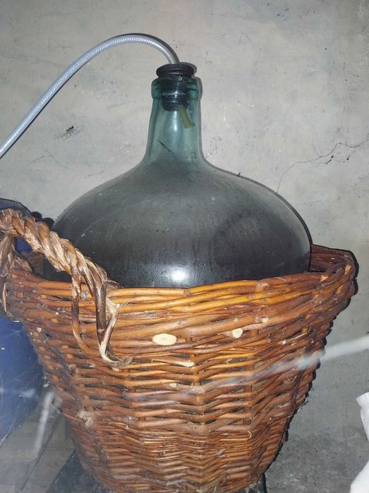 Vand ,damigene si butoaie pentru vin