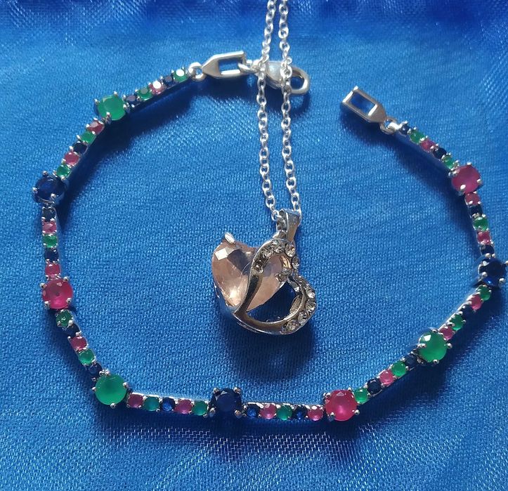 Нов, дамски сребърен комплект. Намалени,единични модели.В кутия всеки.