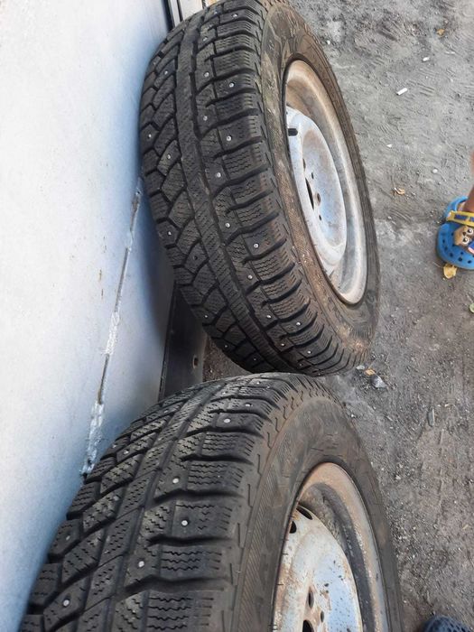 Шины зимние шипованные с дисками, 2 штуки. 175/70R13