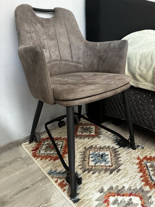 Scaun util pentru persoane cu mobilitate redusa!! Este dotat cu sistem mobil ergonomic TheMoove (pentru mobilitate ușoară)