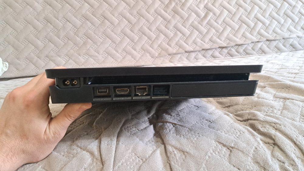 Продаю PS4 Slim, с пломбами и комплектом