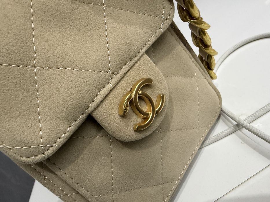 Дамска велурана чанта Chanel
