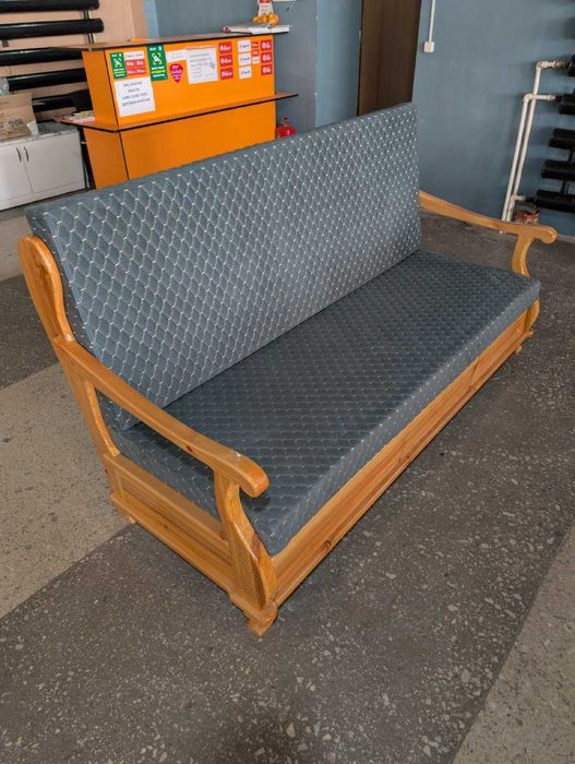 Мягкий деревянный диван