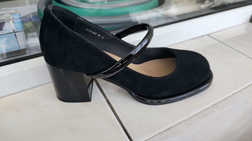 Продам замшевые туфли