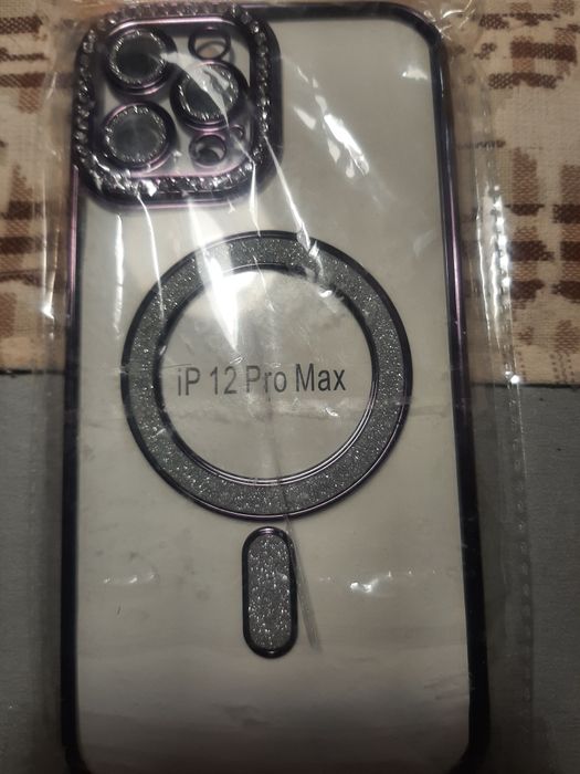 Продам чехол на айфон 12 про макс,