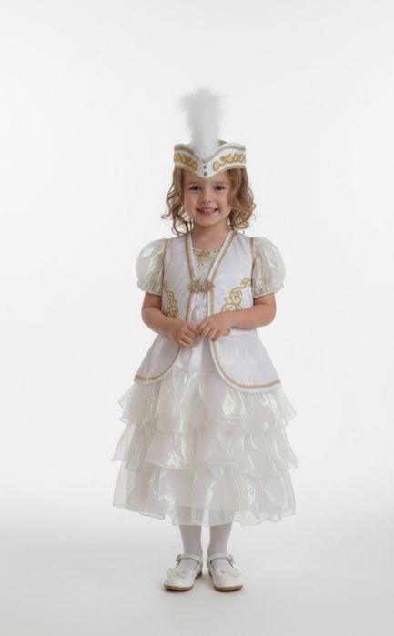 Костюмы и платья