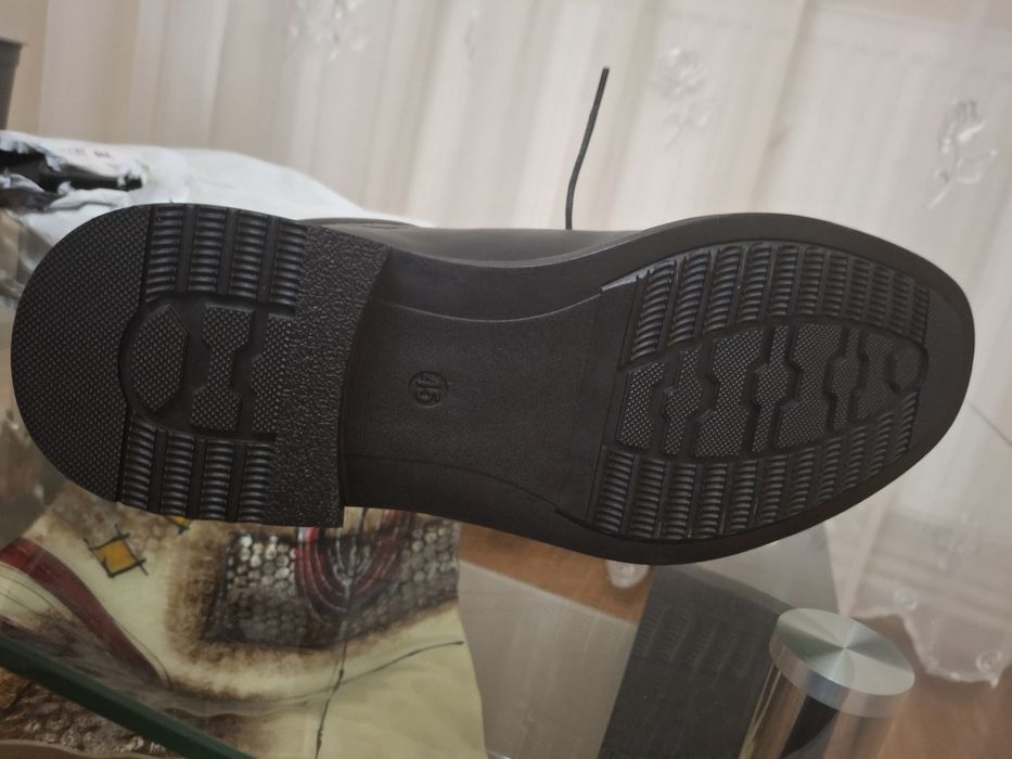 Adidasi adulti negri